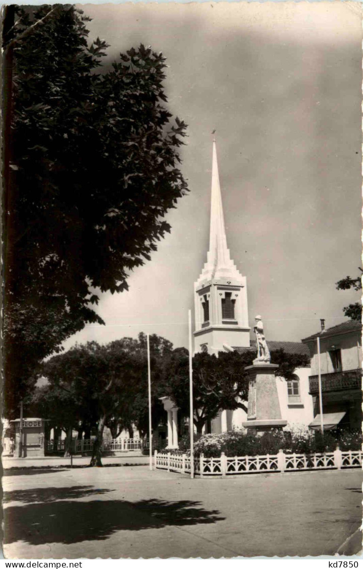 Birkadem, L`Eglise Et La Monument Aux Morts - Altri & Non Classificati