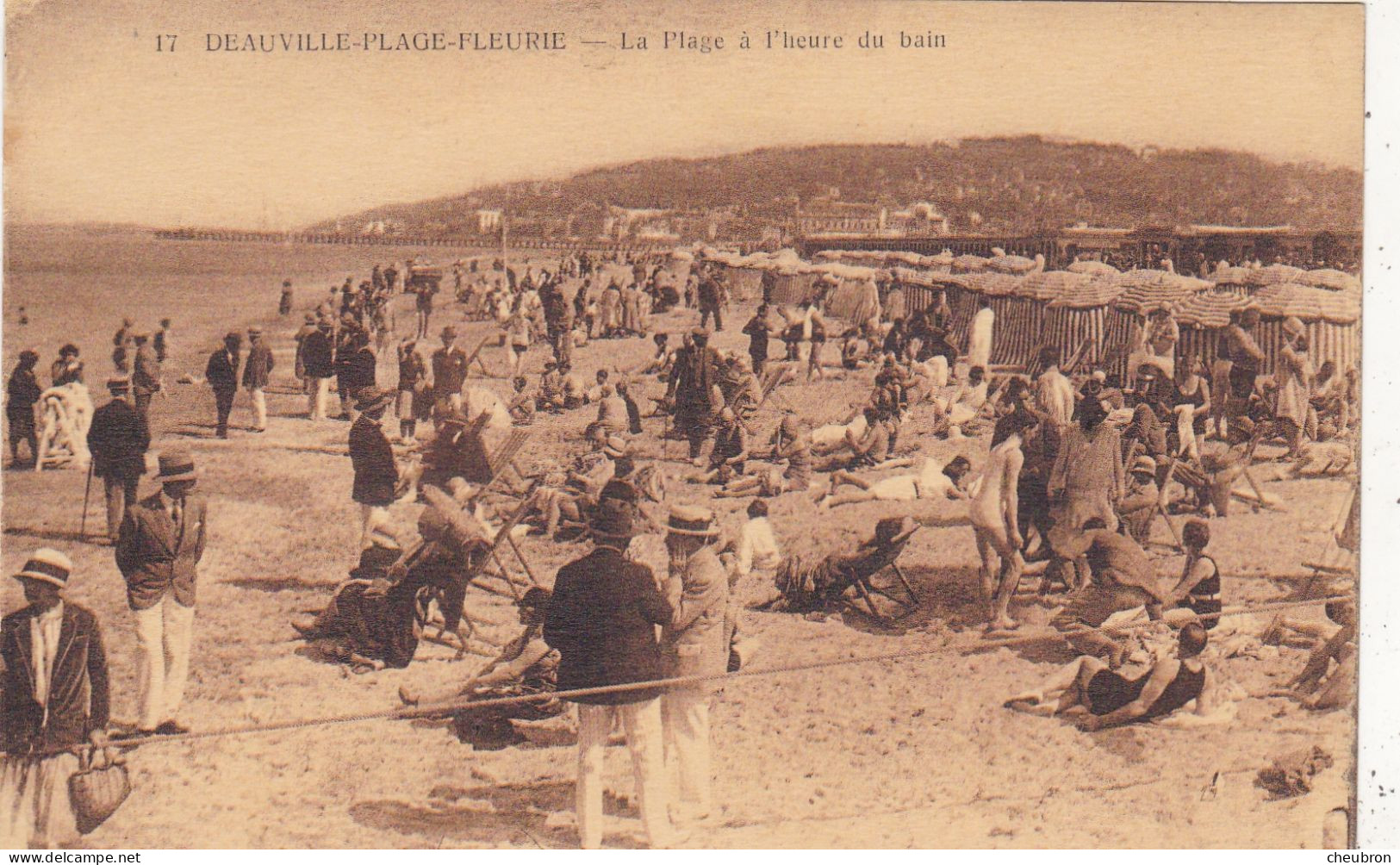 14. DEAUVILLE. CPA.  LA PLAGE A L'HEURE DU BAIN . ANIMATION. MODE. ELEGANCE. - Deauville