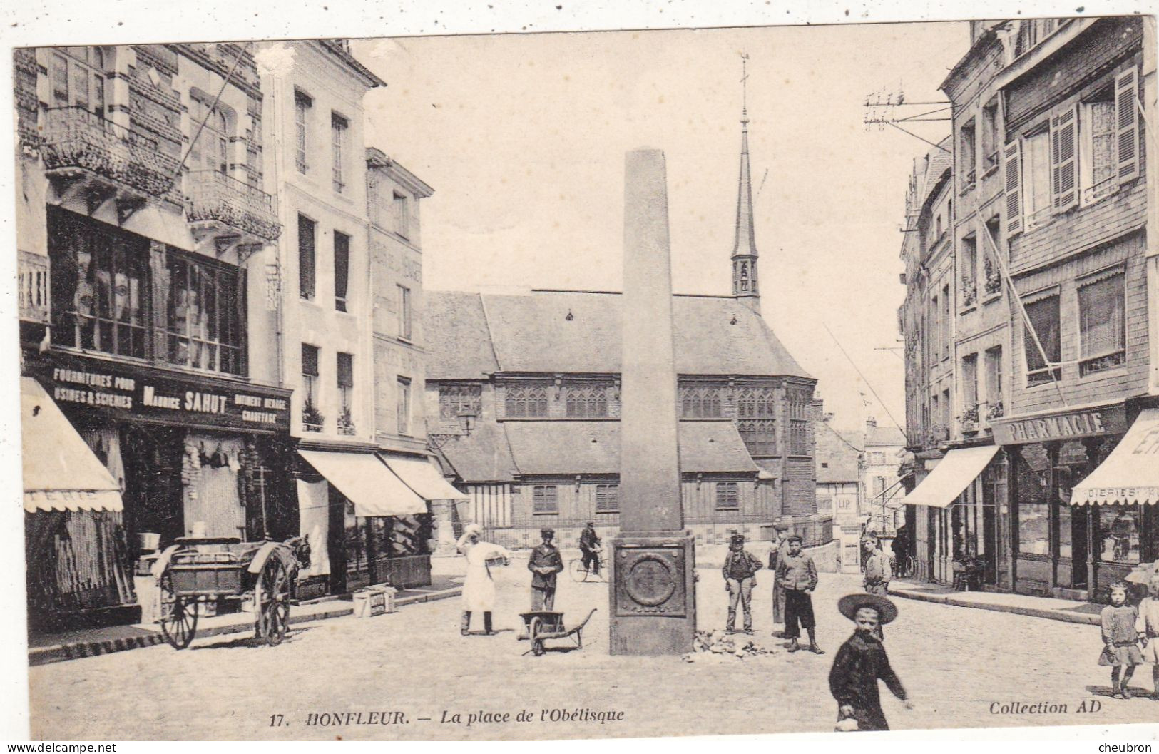 14. HONFLEUR. CPA. LA PLACE DE L'OBELISQUE. ANIMATION. COMMERCES. ATTELAGE. - Honfleur