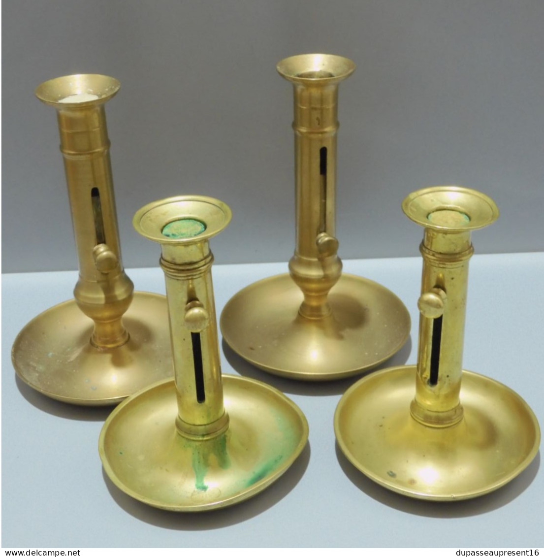 -LOT De 4 BOUGEOIRS LAITON à POUSSOIRS 2 PLUS ANCIENS Sortis De Grenier Déco    E - Candelabri E Candelieri