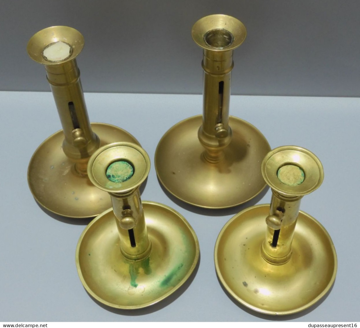 -LOT De 4 BOUGEOIRS LAITON à POUSSOIRS 2 PLUS ANCIENS Sortis De Grenier Déco    E - Candelabri E Candelieri