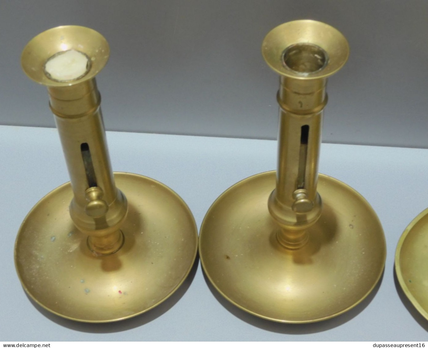 -LOT De 4 BOUGEOIRS LAITON à POUSSOIRS 2 PLUS ANCIENS Sortis De Grenier Déco    E - Candelabri E Candelieri