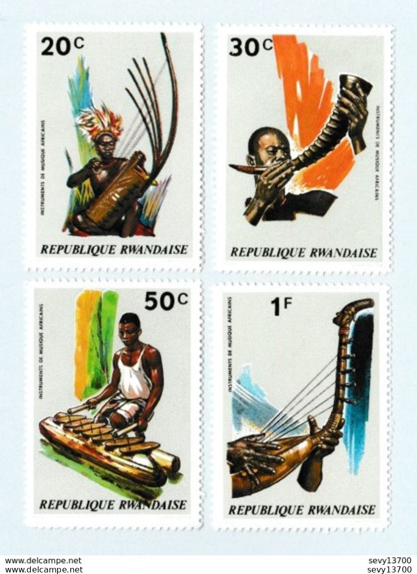 République Rwandaise Lot De 24 Timbres Dont 23 Neufs - Collections