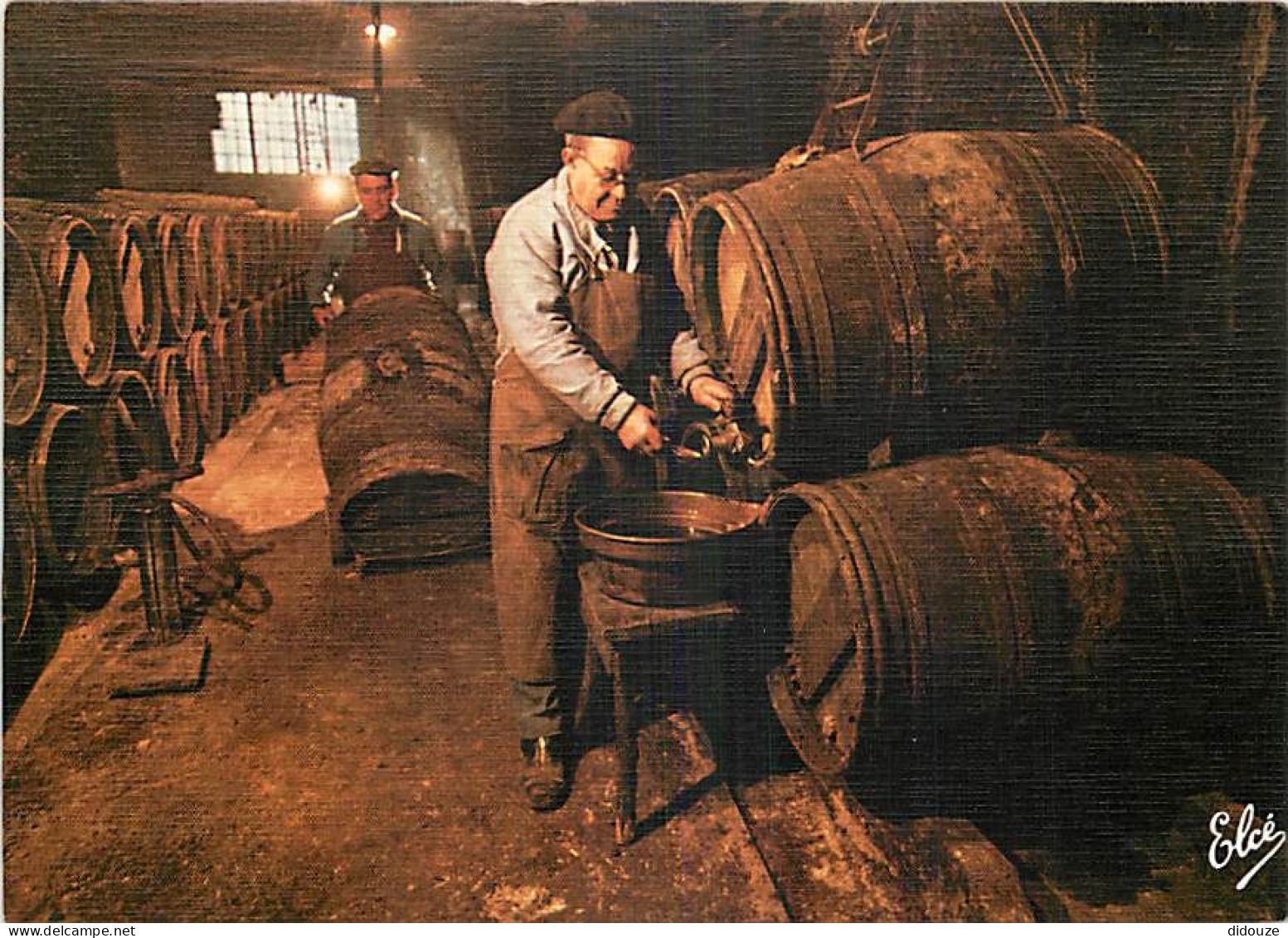 Vignes - Un Grand Chai De Bordeaux Et Son Maître De Chai - CPM - Voir Scans Recto-Verso - Weinberge