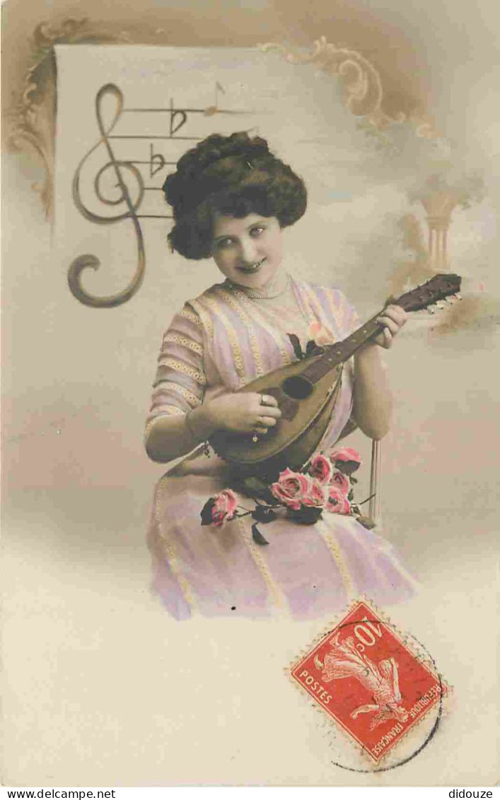 Thèmes - Musique - Femme Jouant De La Mandoline - Animée - CPA - Voir Scans Recto-Verso - Muziek En Musicus