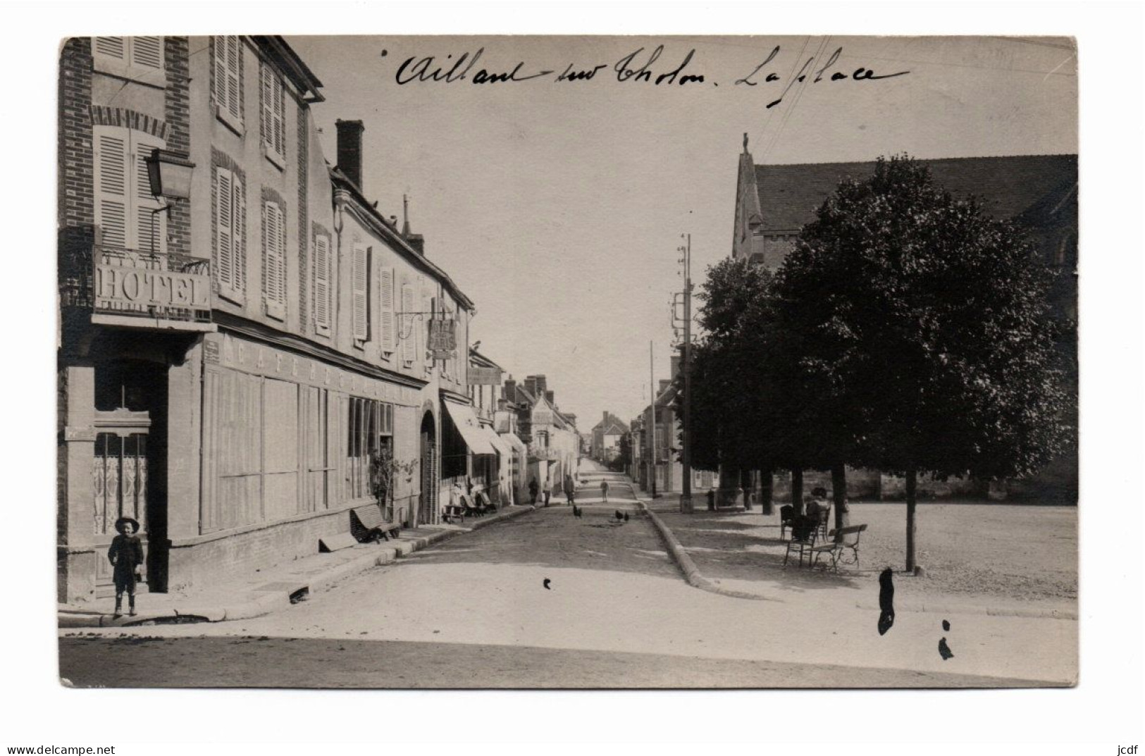 89 AILLANT SUR THOLON - La Place - Cliché Toulot - Hôtel De Paris - Route D'Auxerre - Aillant Sur Tholon