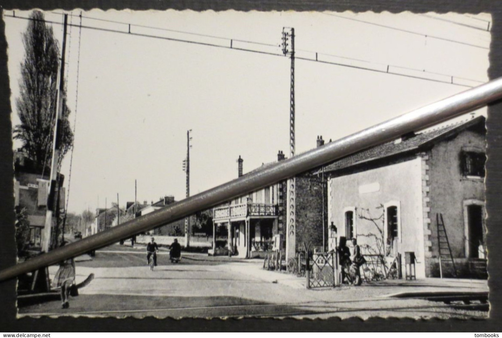 91 - Orsay - CPSM - Gare Du Guichet Et Route Nationale - Collection Dubois - Cliché SPS - TBE - - Orsay