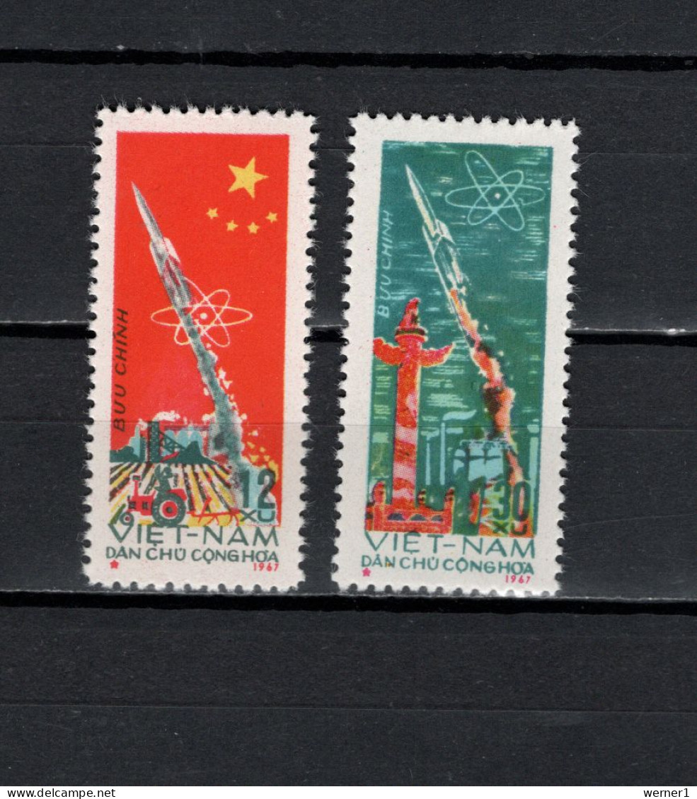 Vietnam 1967 Space, Chinese Rockset Start Set Of 2 MNH - Asia