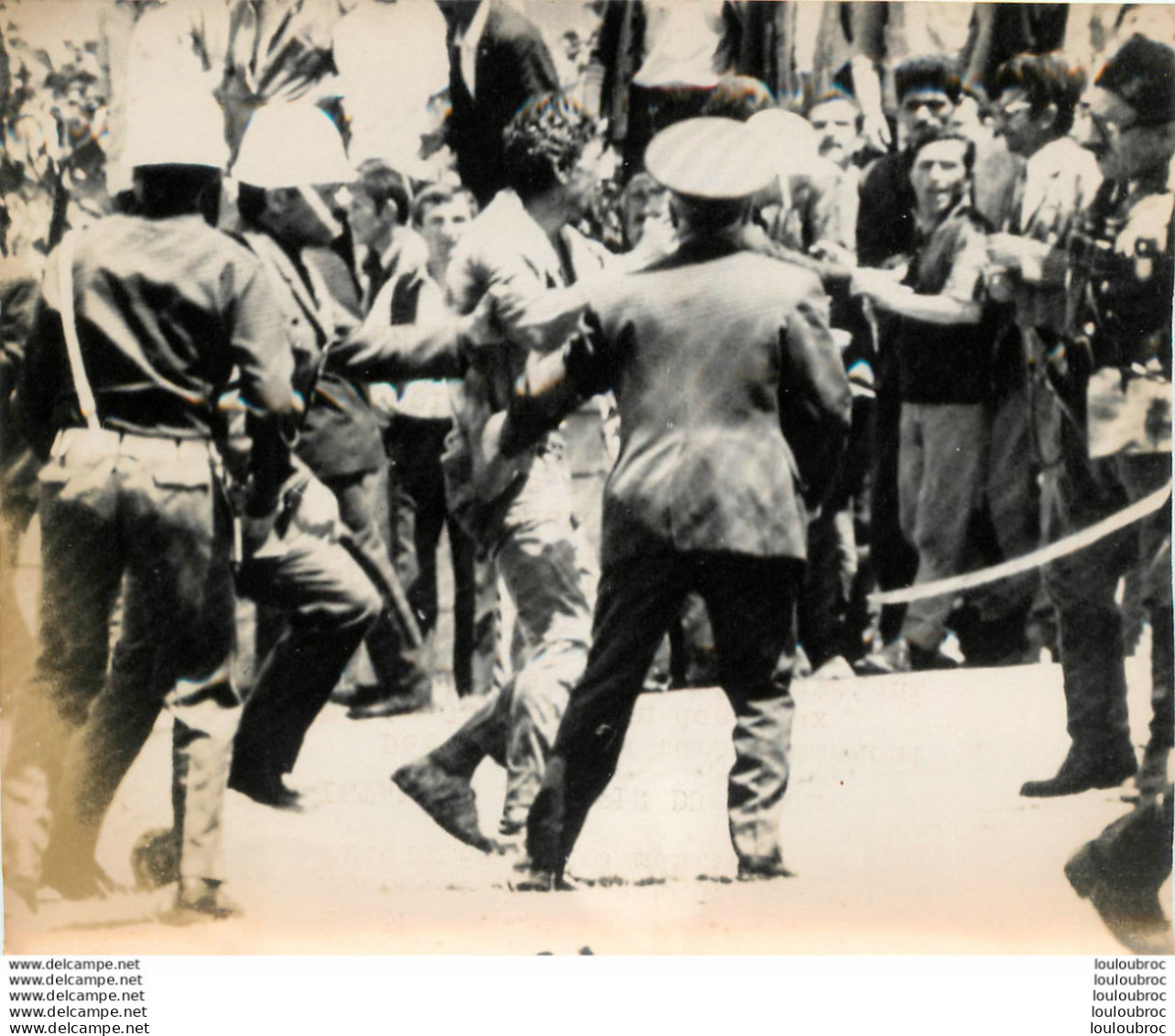 ISTAMBUL 06/1971 LA FIN DE LA PRISE D'OTAGE MAHIR CAYAN EMMENE PAR LES POLICIERS  PHOTO ORIGINALE  16 X13 CM - Places