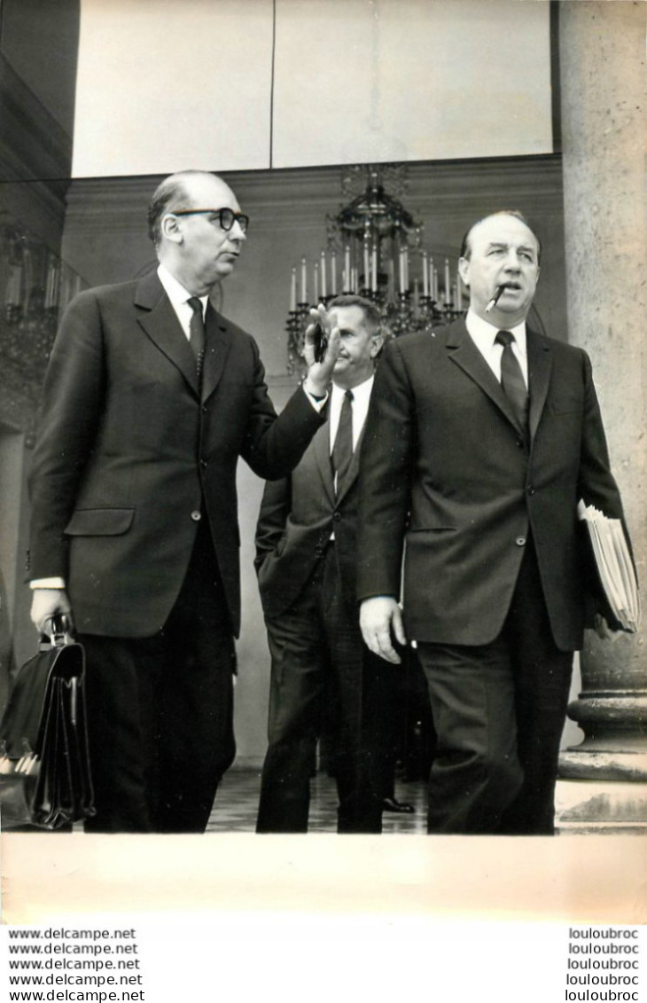CONSEIL DES MINISTRES 08/1971 LES MINISTRES JEAN CHAMANT ET RAYMOND MARCELLIN  PHOTO 18x13cm - Famous People