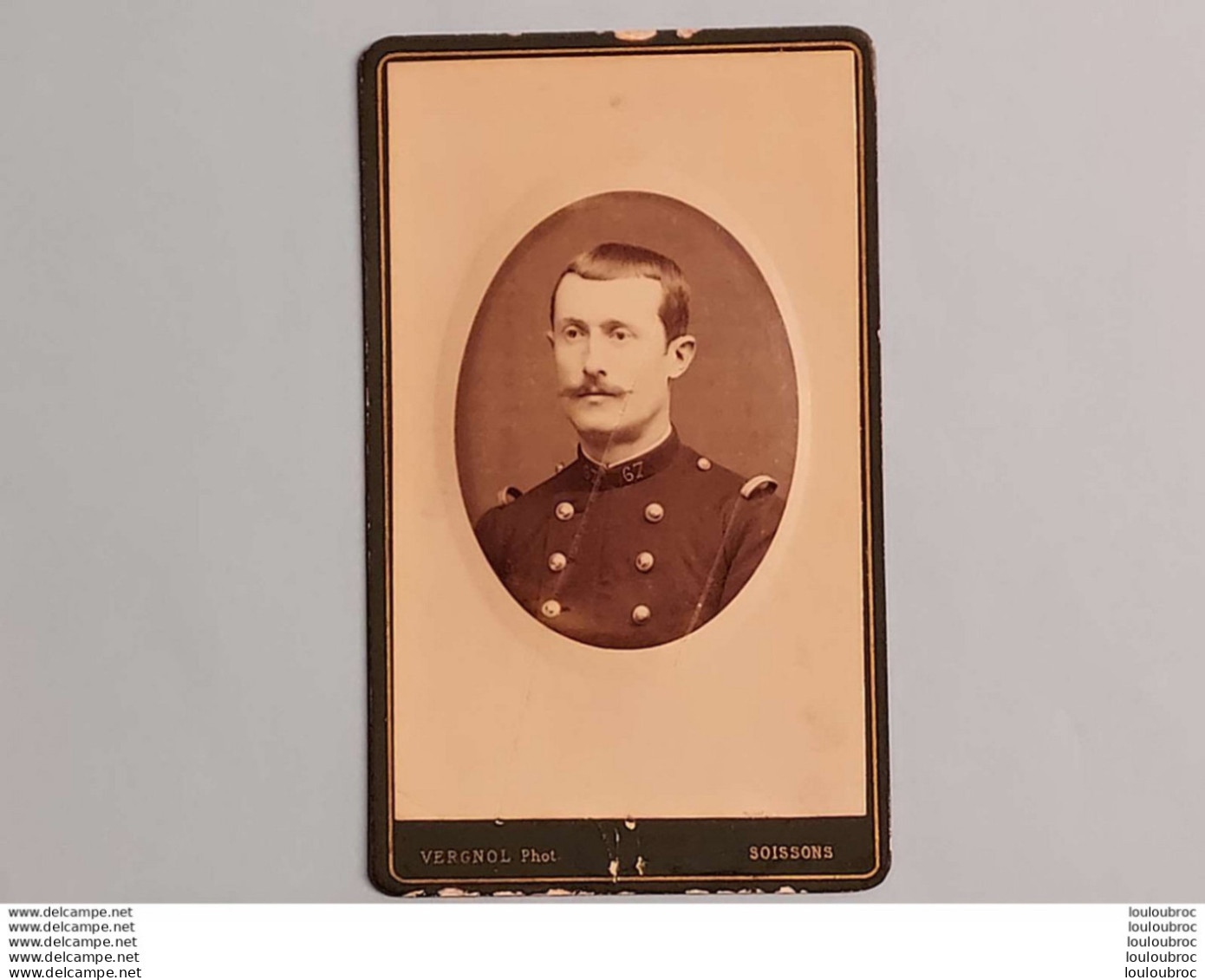 CDV SOLDAT REGIMENT N°67 PHOTO VERGNOL SOISSONS FORMAT 10.50 X 6.50 CM - Guerre, Militaire