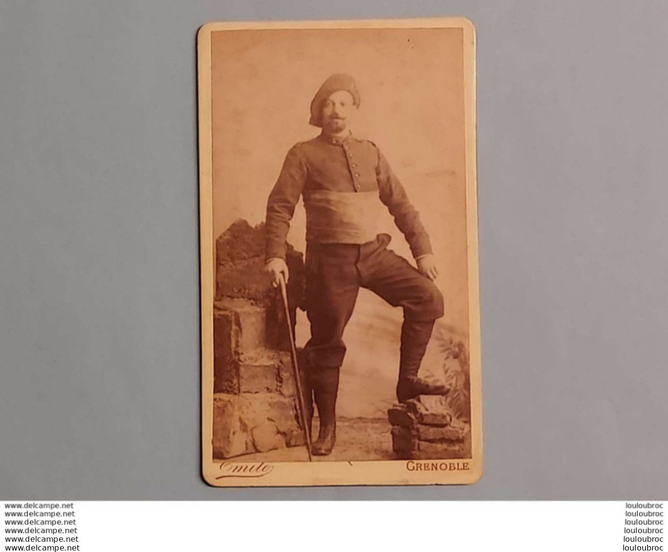 CDV MILITAIRE SOLDAT CHASSEUR ALPIN REGIMENT N°22 PHOTO EMILE GRENOBLE  FORMAT 10.50 X 6.50 CM - Old (before 1900)