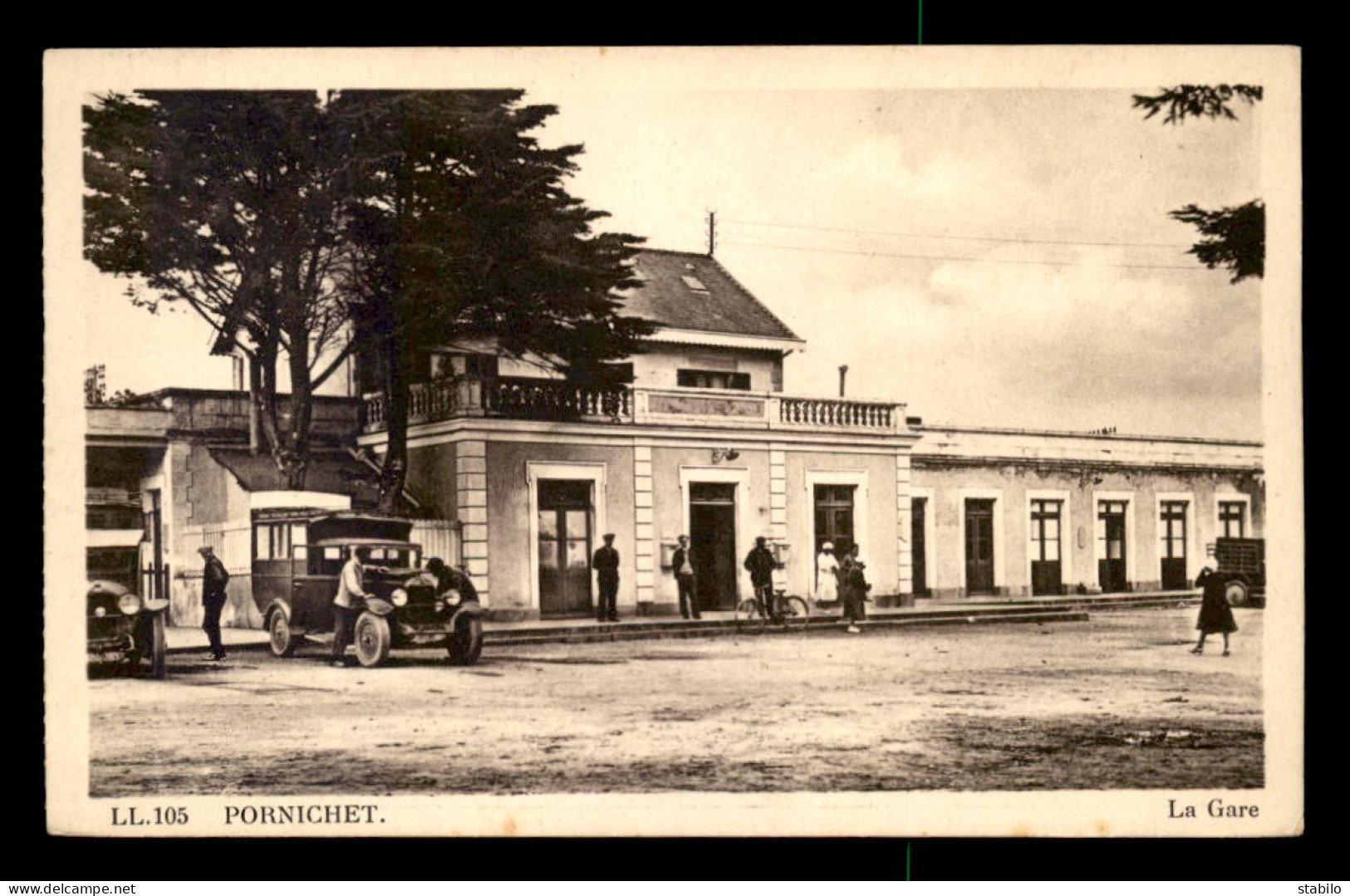 44 - PORNICHET - FACADE DE LA GARE DE CHEMIN DE FER - AUTOMOBILES ANCIENNES - Pornichet