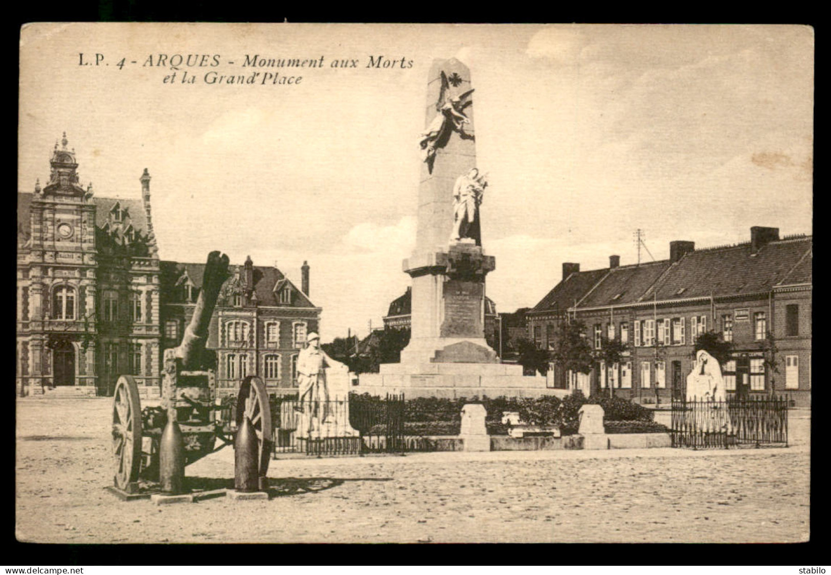 62 - ARQUES - MONUMENT AUX MORTS ET LA GRAND'PLACE - Arques