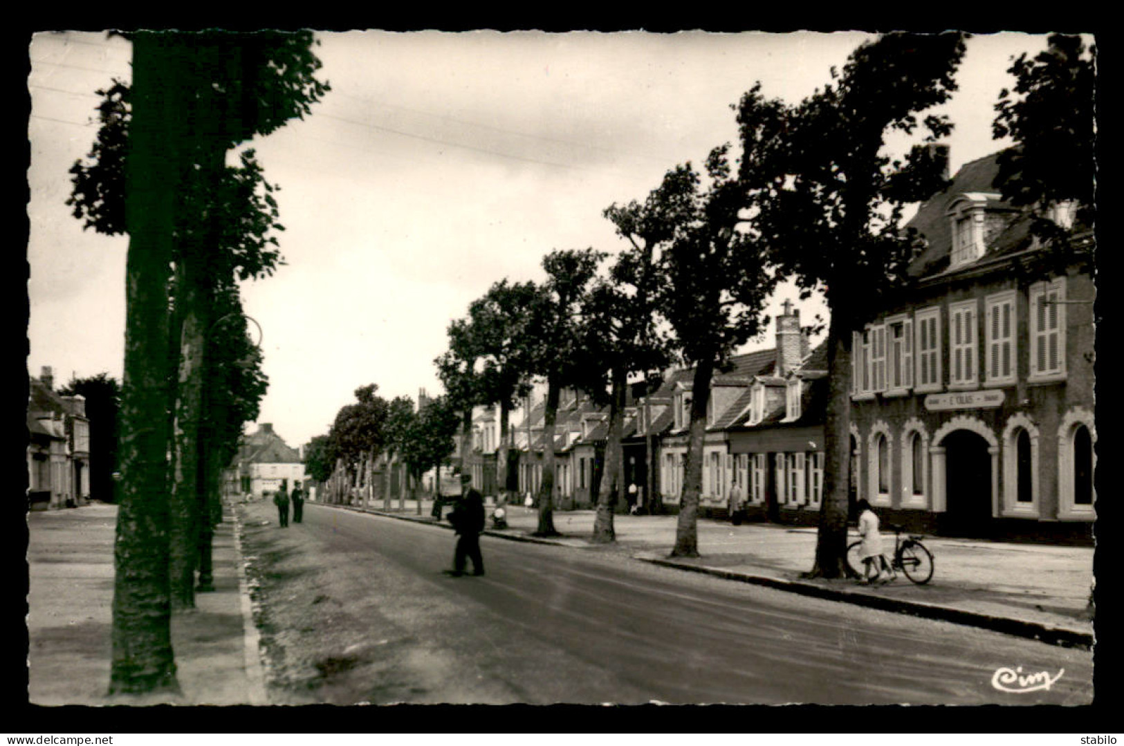 62 - GUINES - AVENUE AUGUSTE BOULANGER - MAGASIN GRAINS-ENGRAIS E. CALAIS - Guines