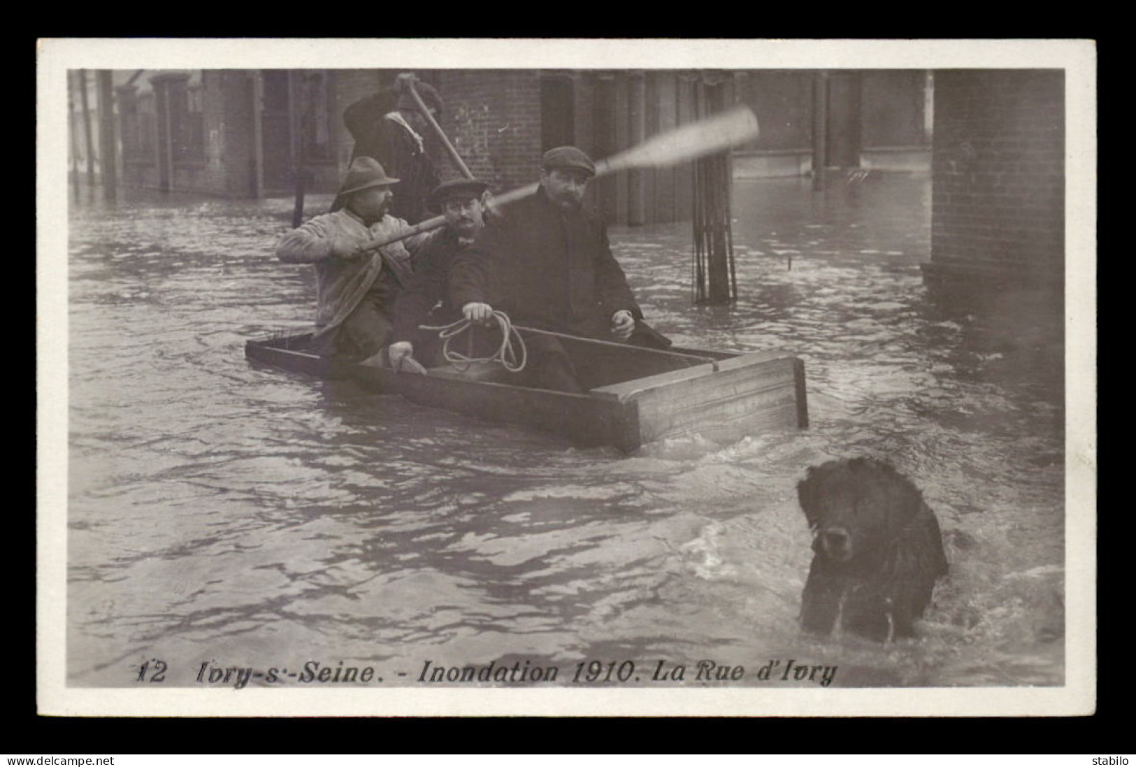 94 - IVRY-SUR-SEINE - INONDATIONS DE 1910 - SINISTRES ET CHIEN RUE D'IVRY - EDITEUR MARQUE ETOILE - Ivry Sur Seine