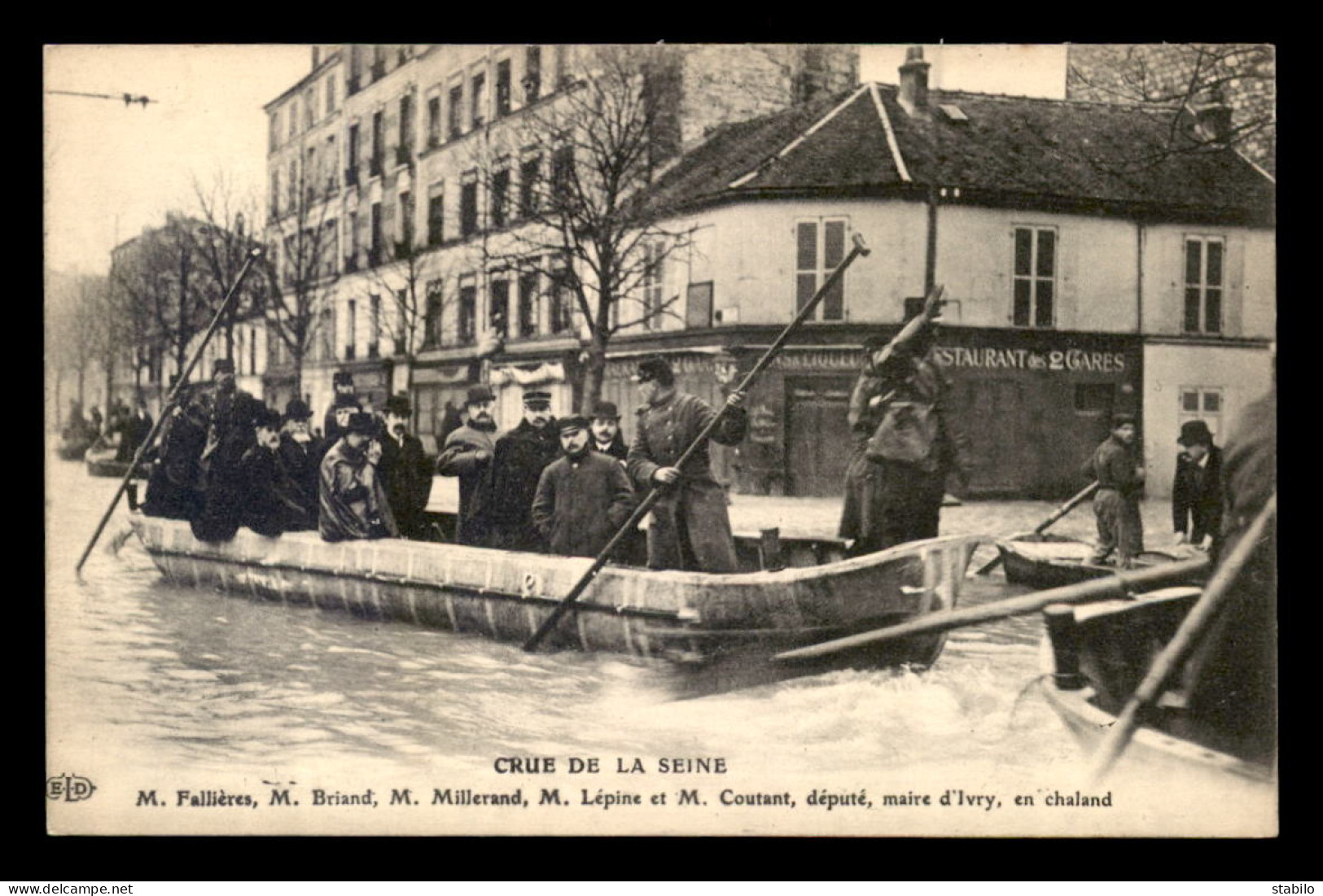 94 - IVRY-SUR-SEINE - INONDATIONS DE 1910 - M. FALLIERES, BRIAND, LEPINE ET COUTANT, MAIRIE, EN CHALAND - Ivry Sur Seine