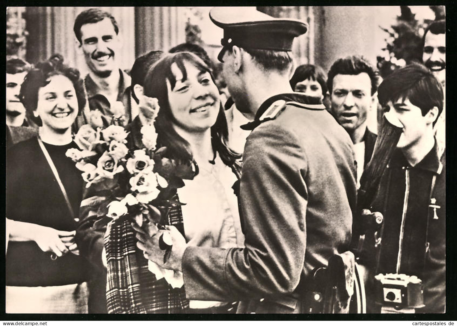 Archiv-Fotografie Unbekannter Fotograf, Ansicht Berlin, Französische Jugendliche überreichen Blumen An NVA Grenzsold  - Krieg, Militär