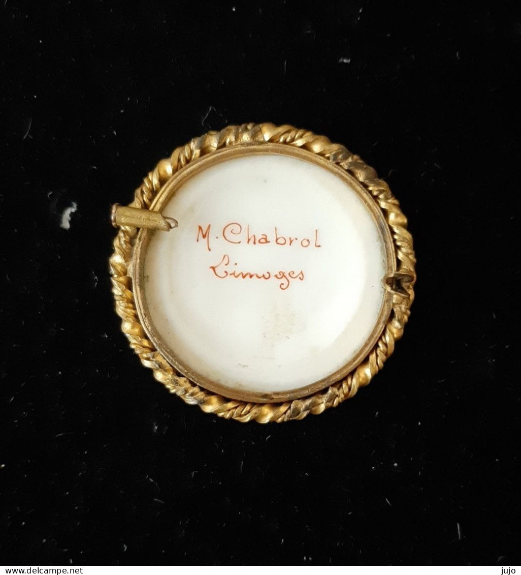 Autres Collections - Plaque De Broche En  Porcelaine De Limoges Signée M. Chabrol - Scène Couple Romantique - Andere & Zonder Classificatie