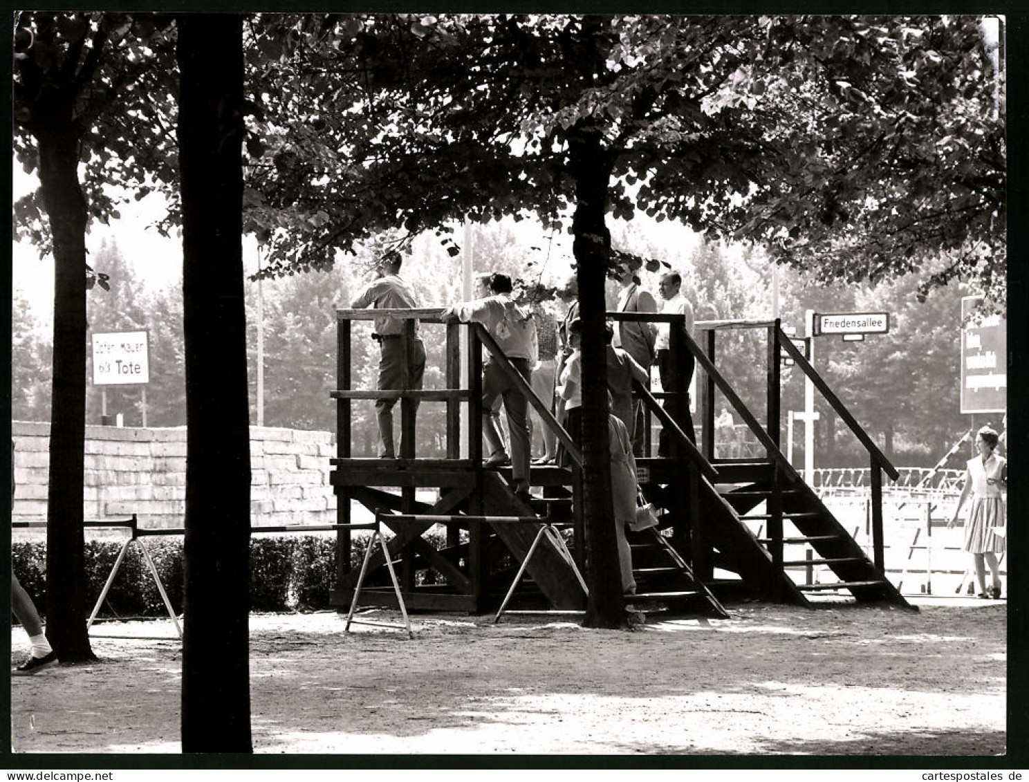 Archiv-Fotografie Unbekannter Fotograf, Ansicht Berlin, Aussichtsplattform Brandeburger Tor, Zonengrenze, Berliner Mau  - Krieg, Militär