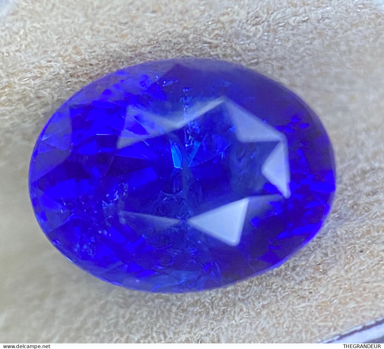 Royal Blue Sapphire 2.43 Carat Oval Shape From Sri Lanka - Saffier