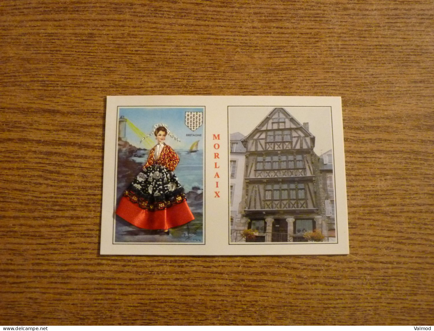 Carte Brodée "Bretagne - Morlaix" - Jeune Femme En Robe Brodée/tissu - 10x15cm Env. - Bestickt