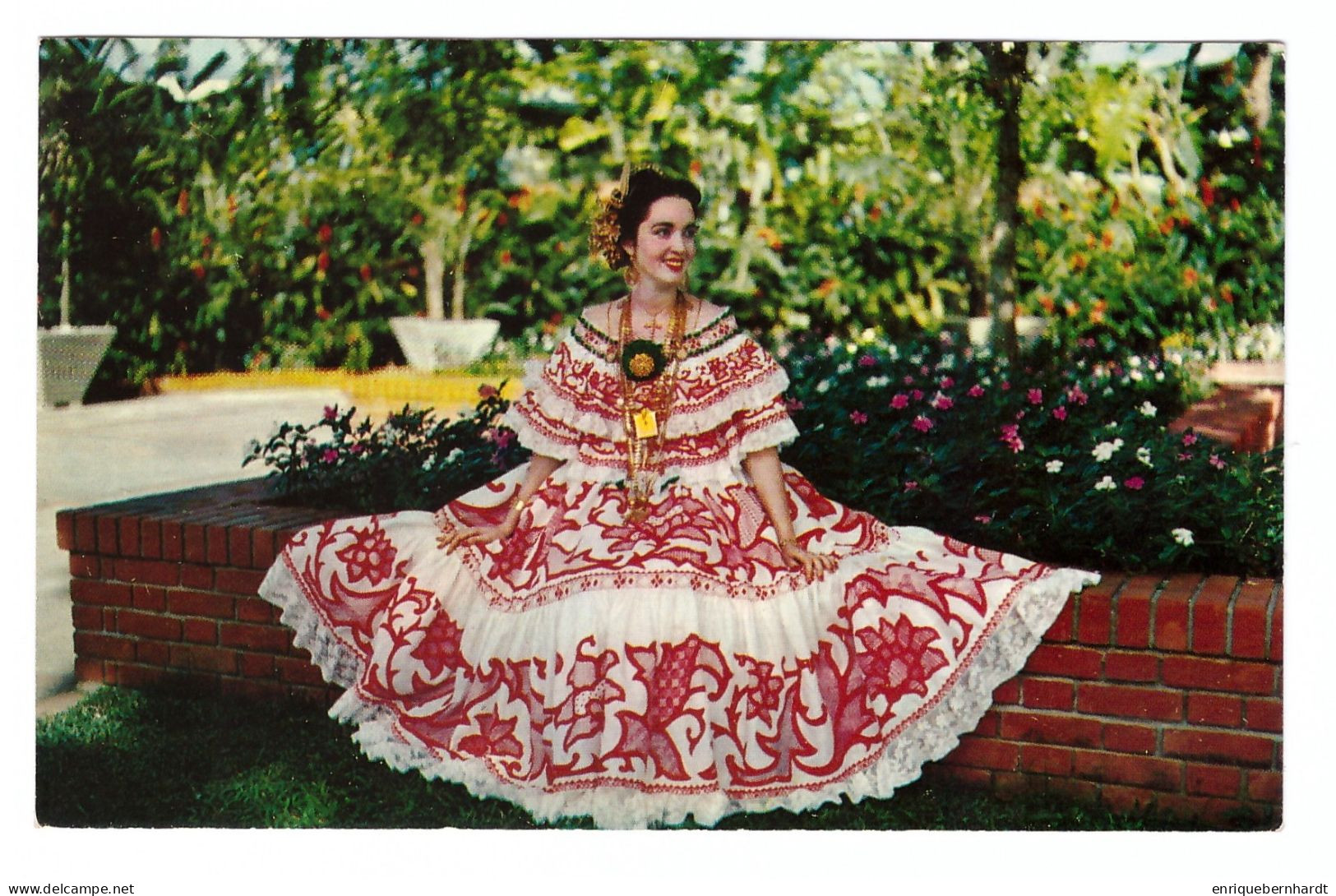 PANAMÁ // UNA BELLEZA PANAMEÑA ATAVIADA EN LA POLLERA TRADICIONAL // 1960 - Costumi