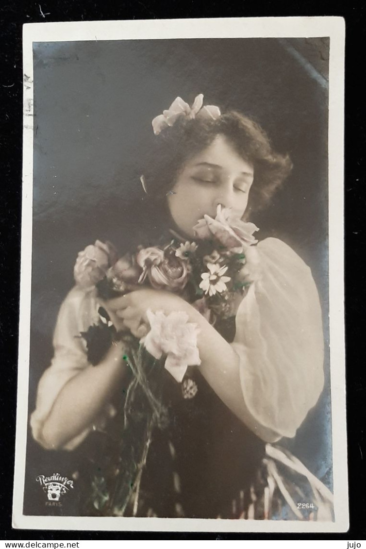 FEMMES / LADY / FRAU - Portrait D'une Jeune Femme Yeux Fermes Sent Un  Bouquet De Fleurs - Photo REUTLINGER - Frauen