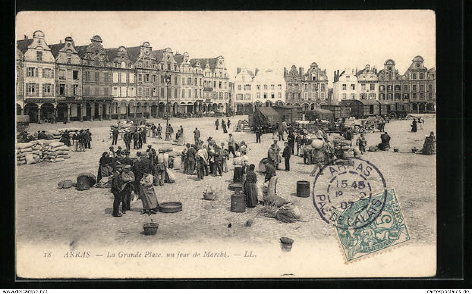 CPA Arras, La Grande Place, Un Jour De Marché  - Arras