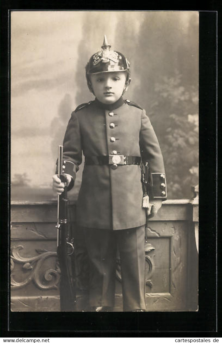 Foto-AK Knabe Mit Pickelhaube  - War 1914-18