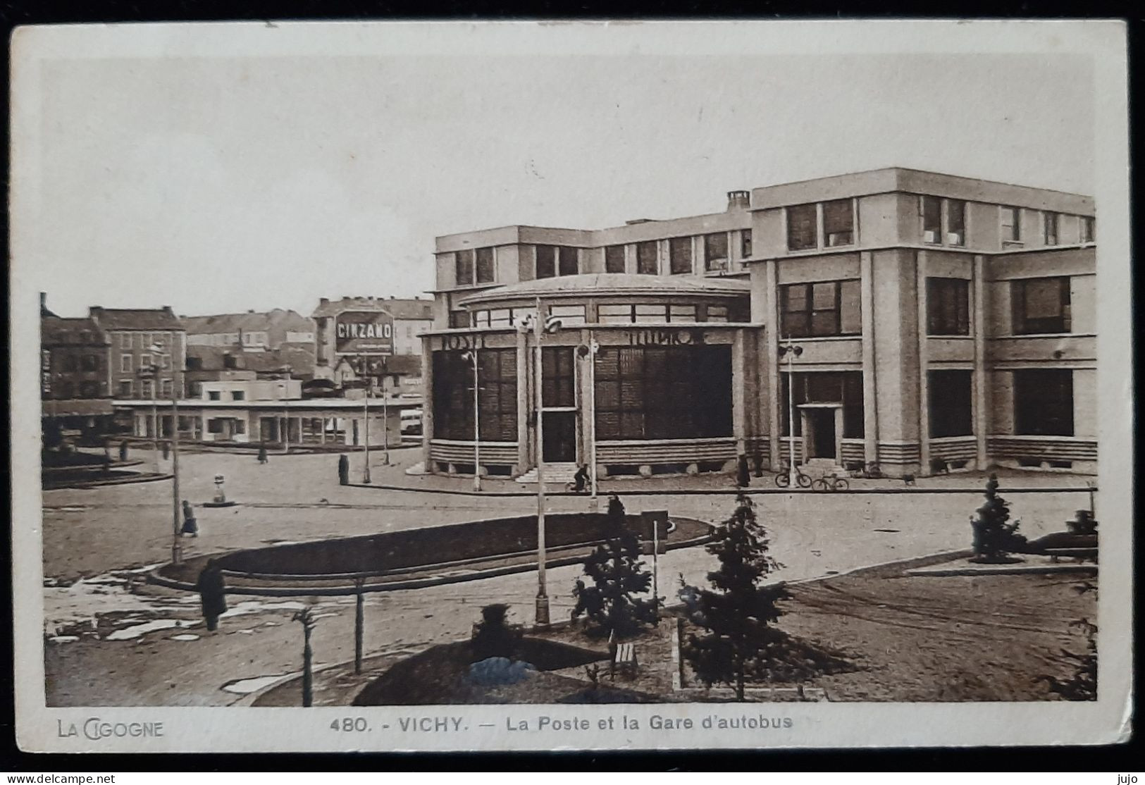 03 - VICHY - La Poste Et La Gare D'autobus - Vichy