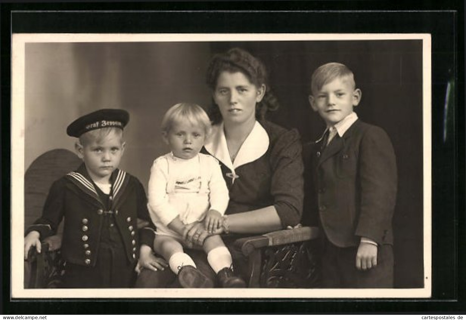 Foto-AK Mutter Mit Kindern, Sohn Mit Mütze Graf Zeppelin, Kinder Kriegspropaganda  - War 1914-18