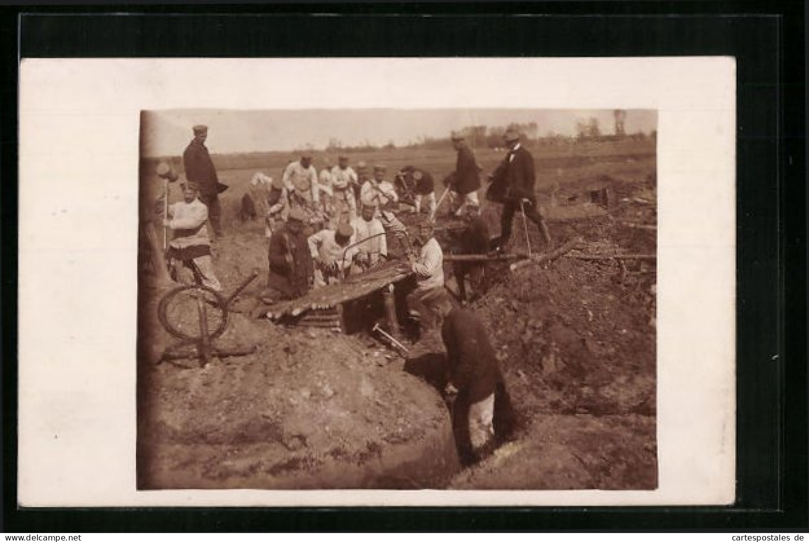 Foto-AK Schützengraben, Soldaten Beim Ausheben  - War 1914-18
