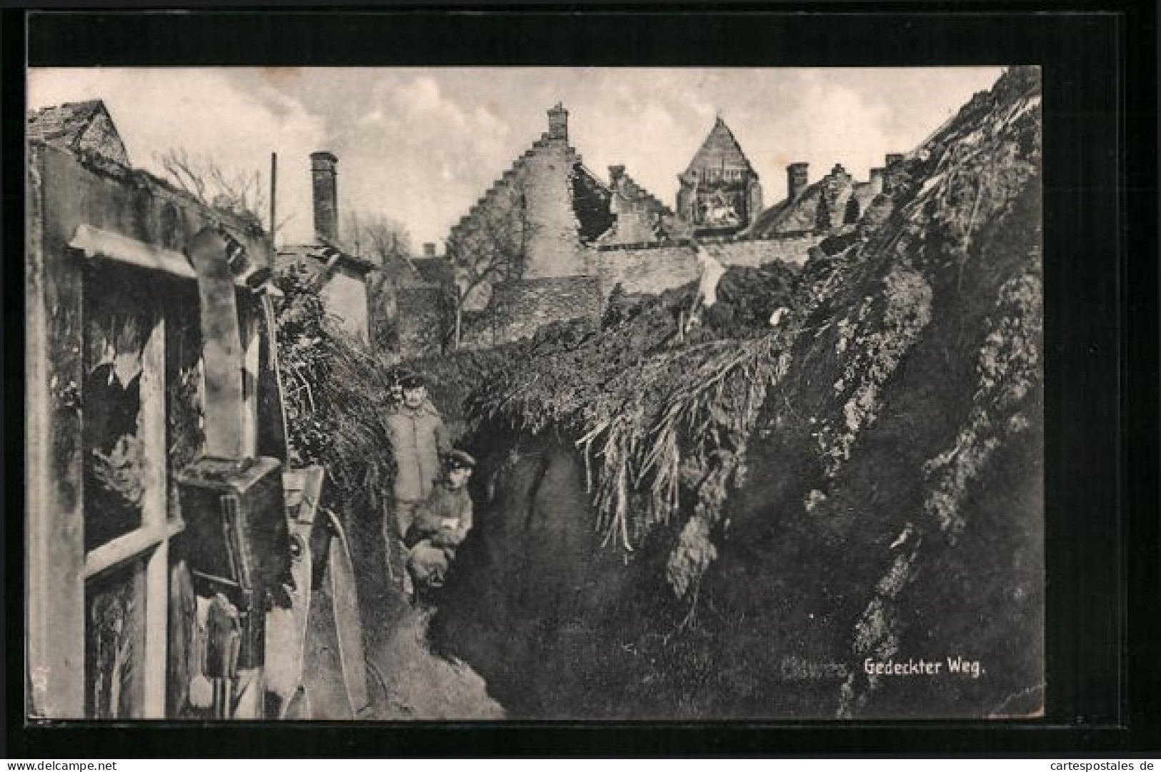 AK Schützengraben, Soldat Vor Den Ruinen Der Stadt  - Guerre 1914-18