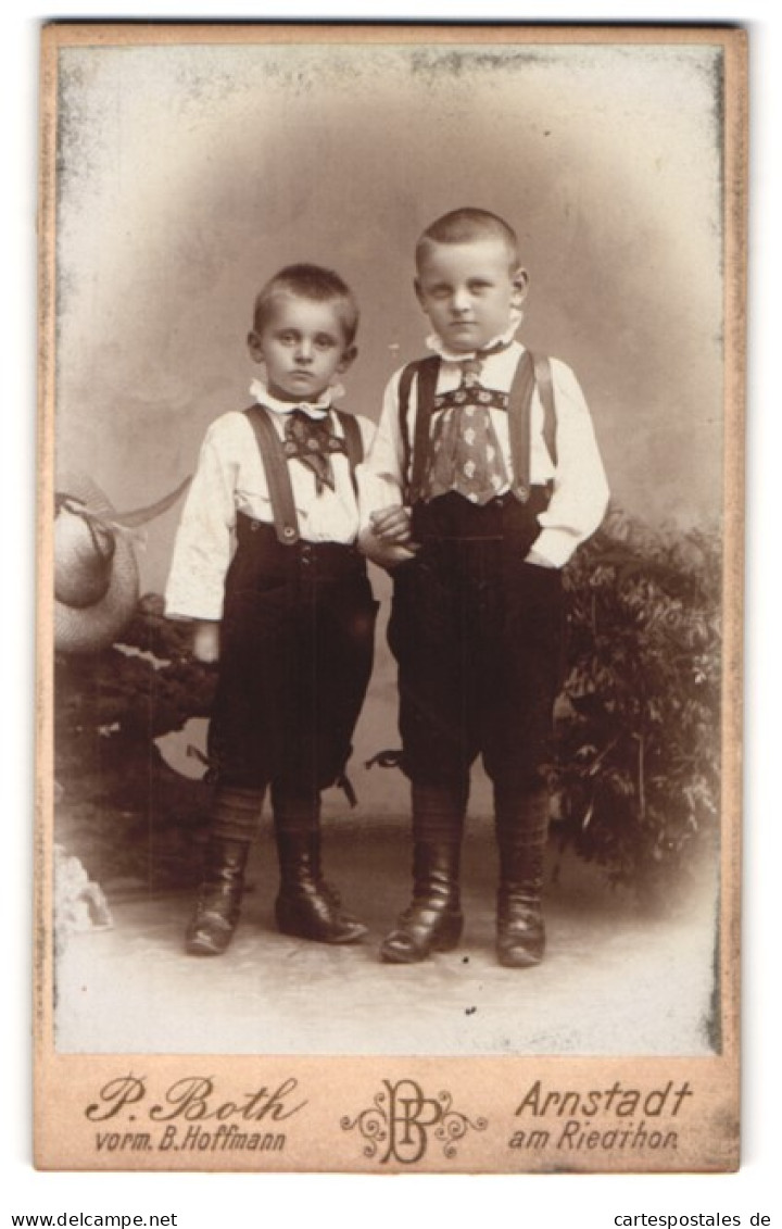 Fotografie P. Both, Arnstadt, Am Riedthor, Zwei Kleine Brüder In Zeitgenösschische Kleidung  - Anonymous Persons