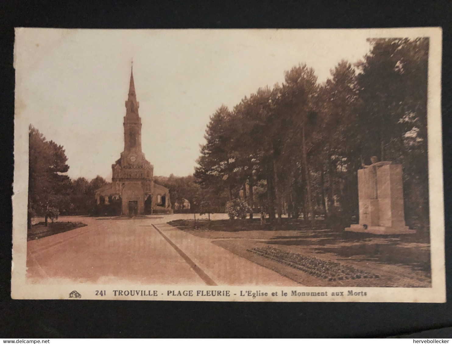 Trouville - L'église Et Le Monument Aux Morts -14 - Trouville