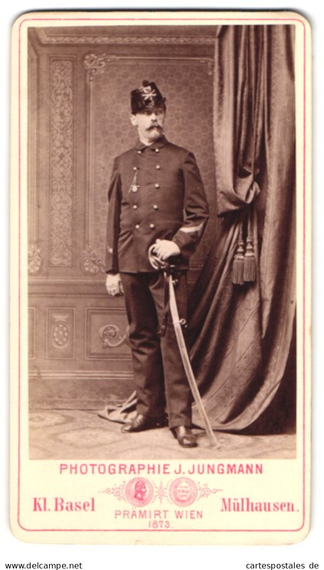 Fotografie J. Jungmann, Kleinbasel, Portrait Schweizer Artillerist In Uniform Mit Säbel Und Tschako, Ärmelabzeichen  - Oorlog, Militair