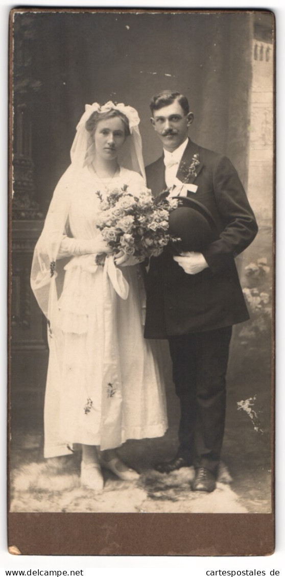 Fotografie Adolf Göldner, Arnau, Portrait Junges Brautpaar Im Hochzeitskleid Und Anzug Mit Melone Und Brautstrauss  - Anonieme Personen