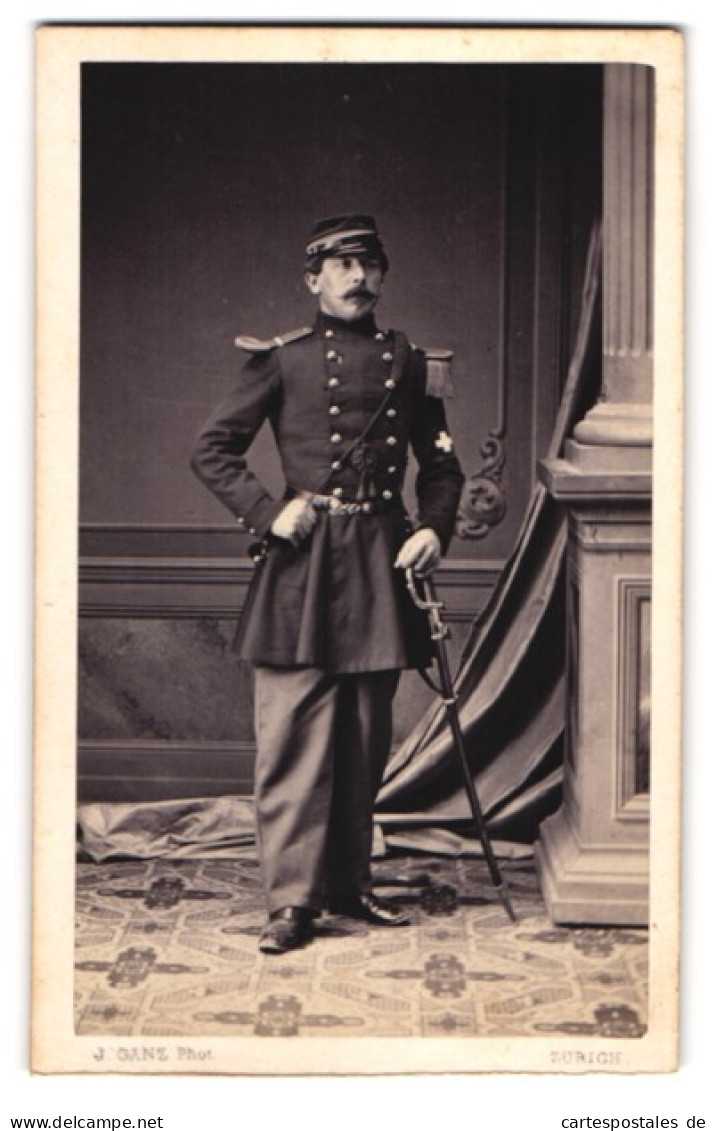 Fotografie J. Ganz, Zürich, Schweizer Soldat In Uniform Mit Säbel Und Ärmelband  - Oorlog, Militair