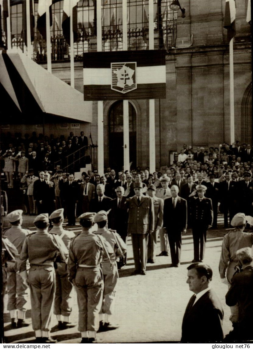 PHOTO 18/12,5 CM...ANNIVERSAIRE DE LA LIBERATION DE PARIS ..ANIMEE.....1964..   VOIR  DOS - Anonieme Personen