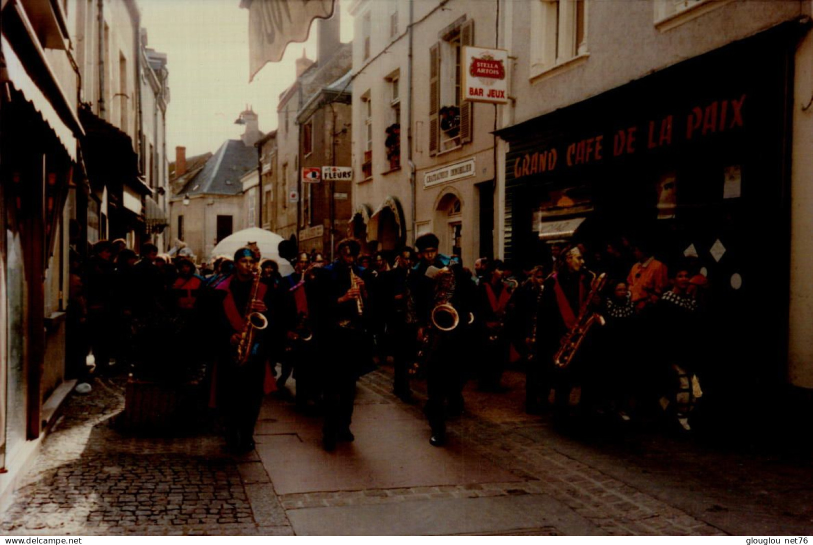 PHOTO 15/10 CM..FANFARE DANS UNE RUE..    DOS VIERGE - Anonieme Personen