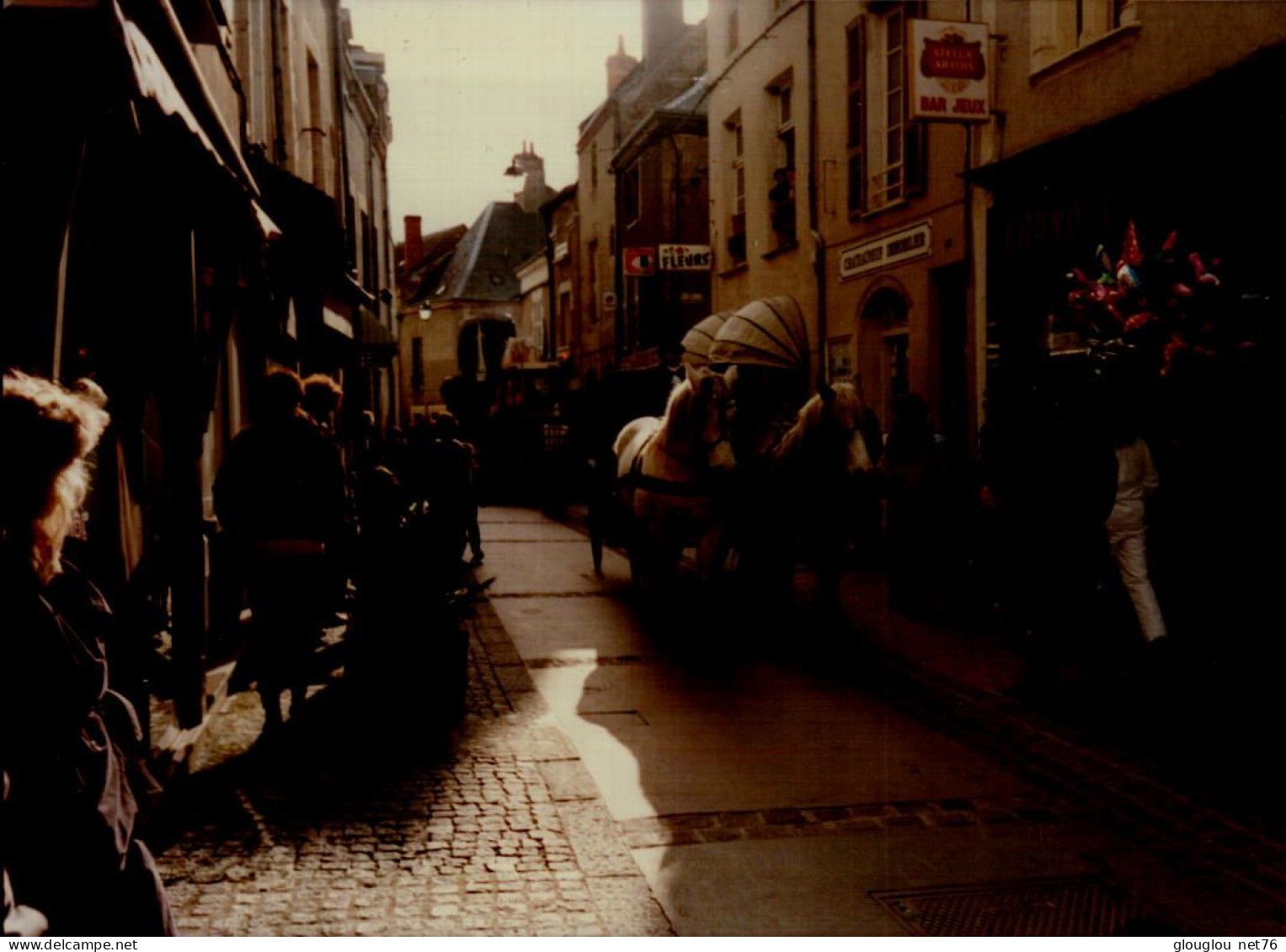 PHOTO 15/110 CM..  CHEVAUX DANS UNE RUE   ANIMEE.      DOS  VIERGE - Anonieme Personen