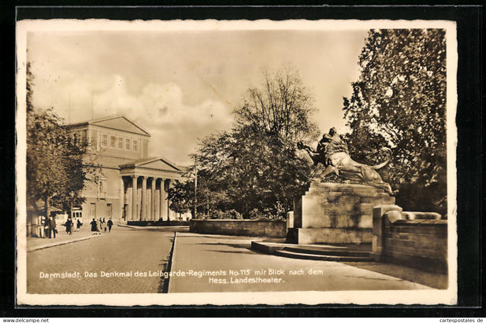 AK Darmstadt, Das Denkmal Des Leibgarde-Regiments No. 115 Mit Blick Nach Dem Hess. Landestheater  - Théâtre