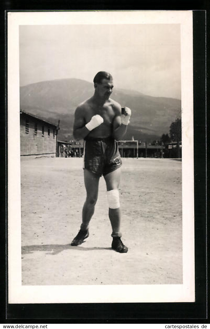 AK Englischer Boxer Mit Verbundenen Händen Und Verband Am Knie Posiert  - Boxeo