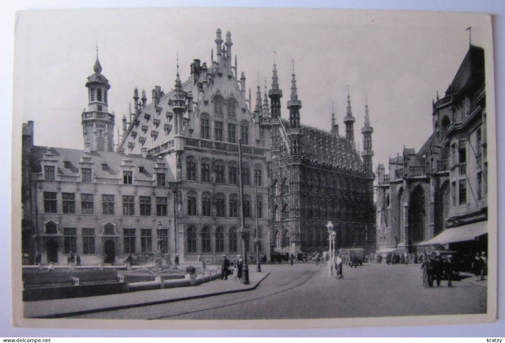 BELGIQUE - BRABANT FLAMAND - LEUVEN (LOUVAIN) - Banque Nationale, Hôtel De Ville Et Place Foch - Leuven