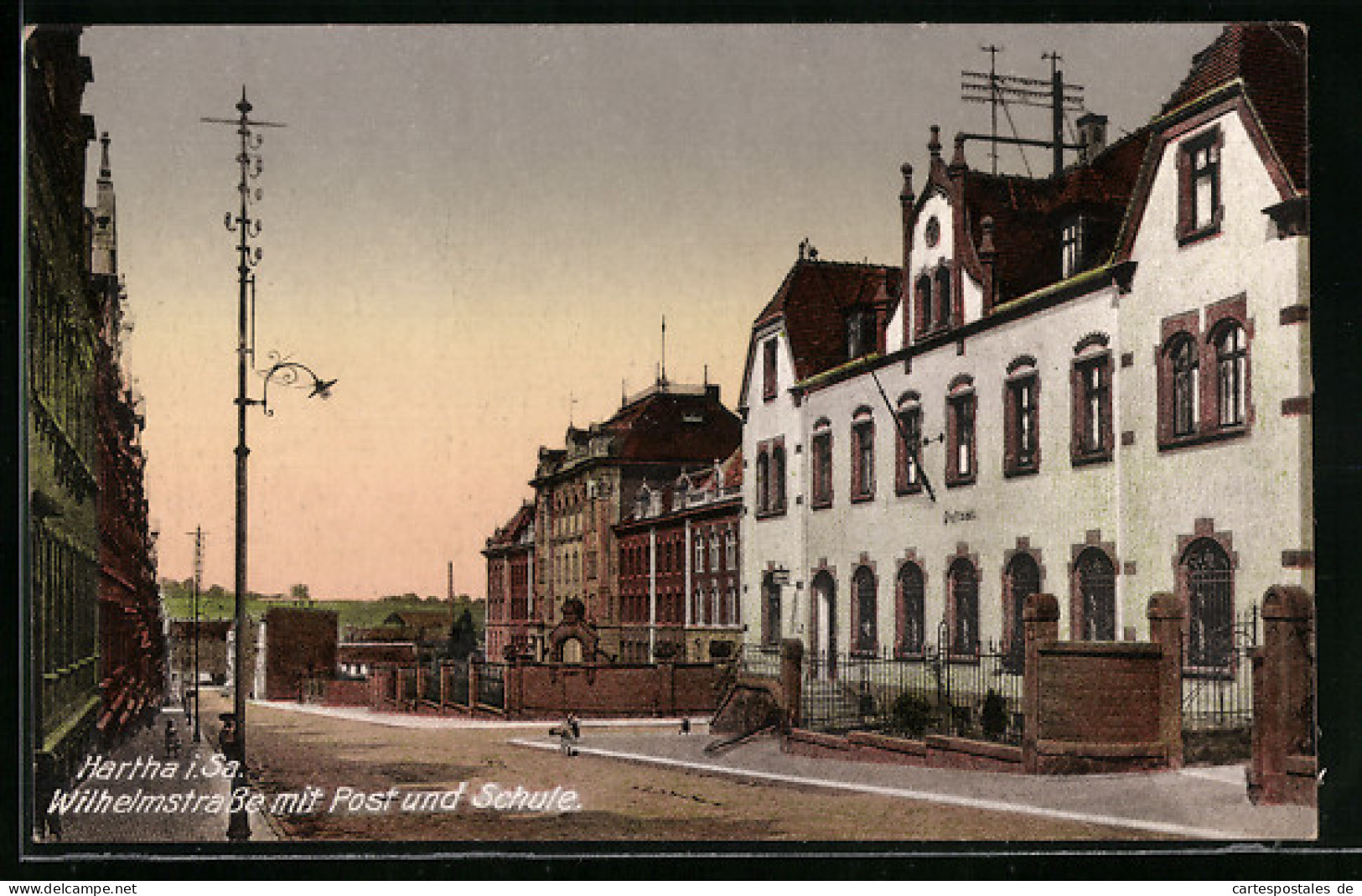 AK Hartha I. Sa., Wilhelmstrasse Mit Post Und Schule  - Hartha