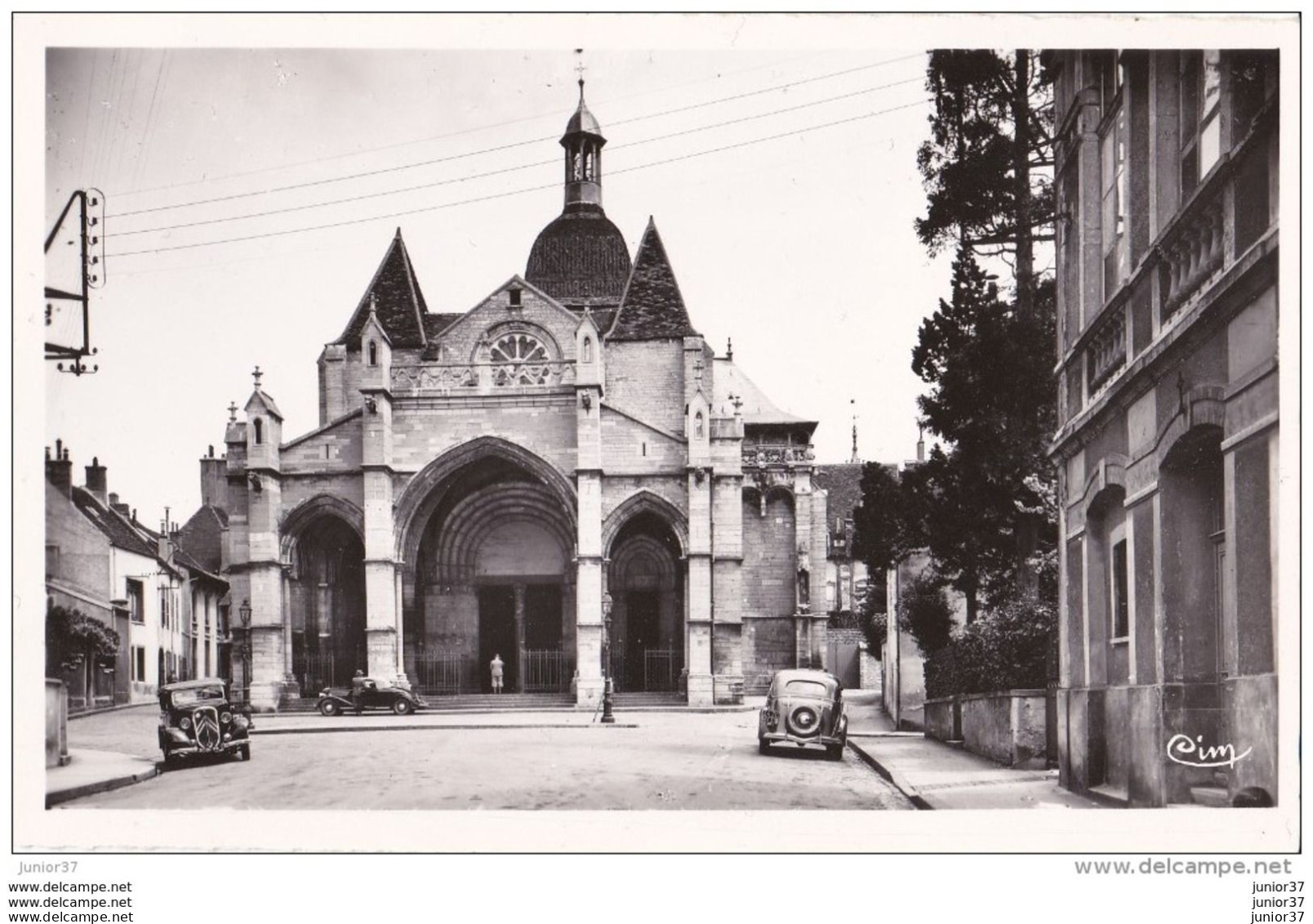 Beaune, Eglise Notre Dame, Voitures Renault Cabriolet, Citroen & Les Rempart Des Lions - Beaune