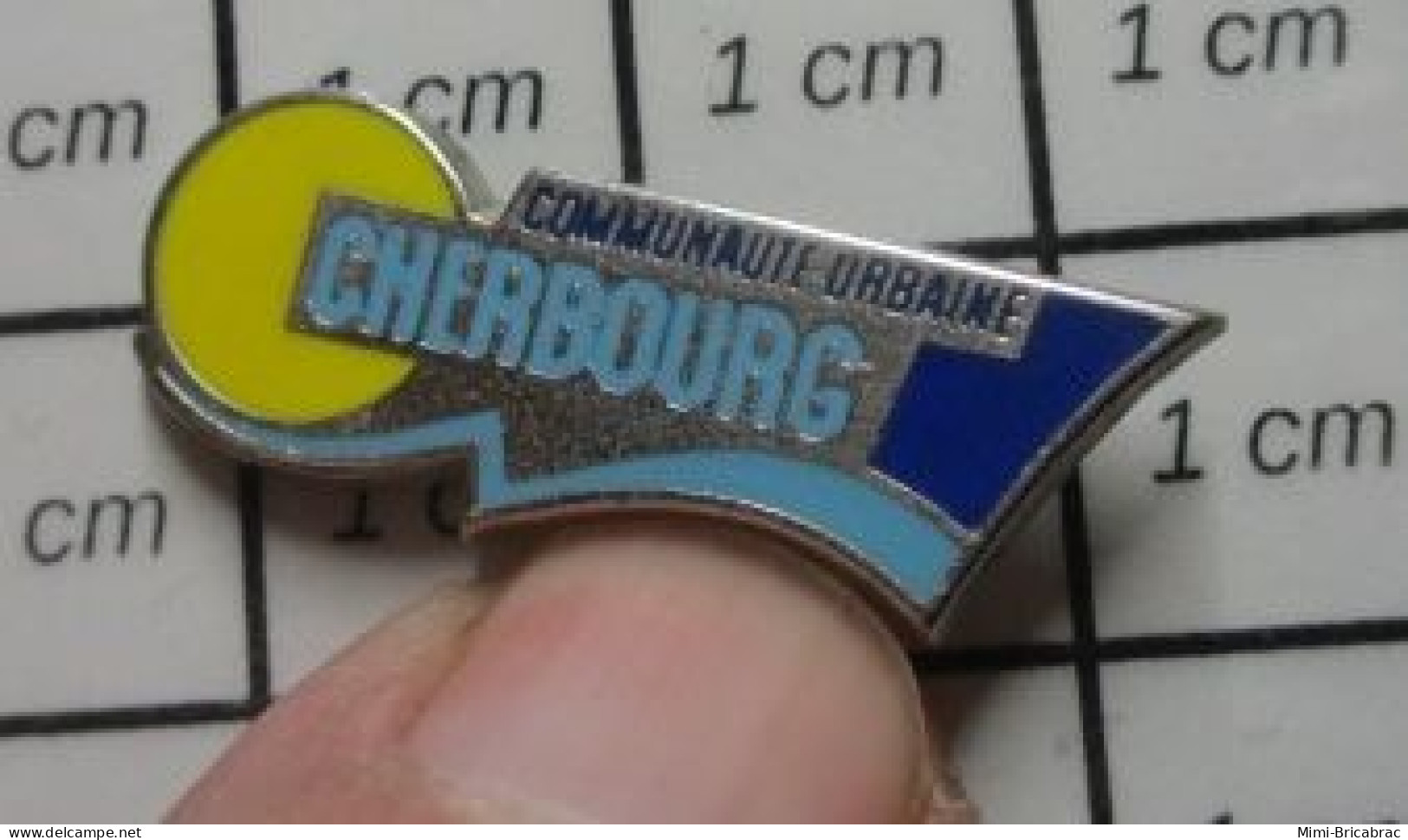 1417 Pin's Pins : BEAU ET RARE / THEME : VILLES / CUC COMMUNAUTE URBAINE DE CHERBOURG Par PICHARD - Steden