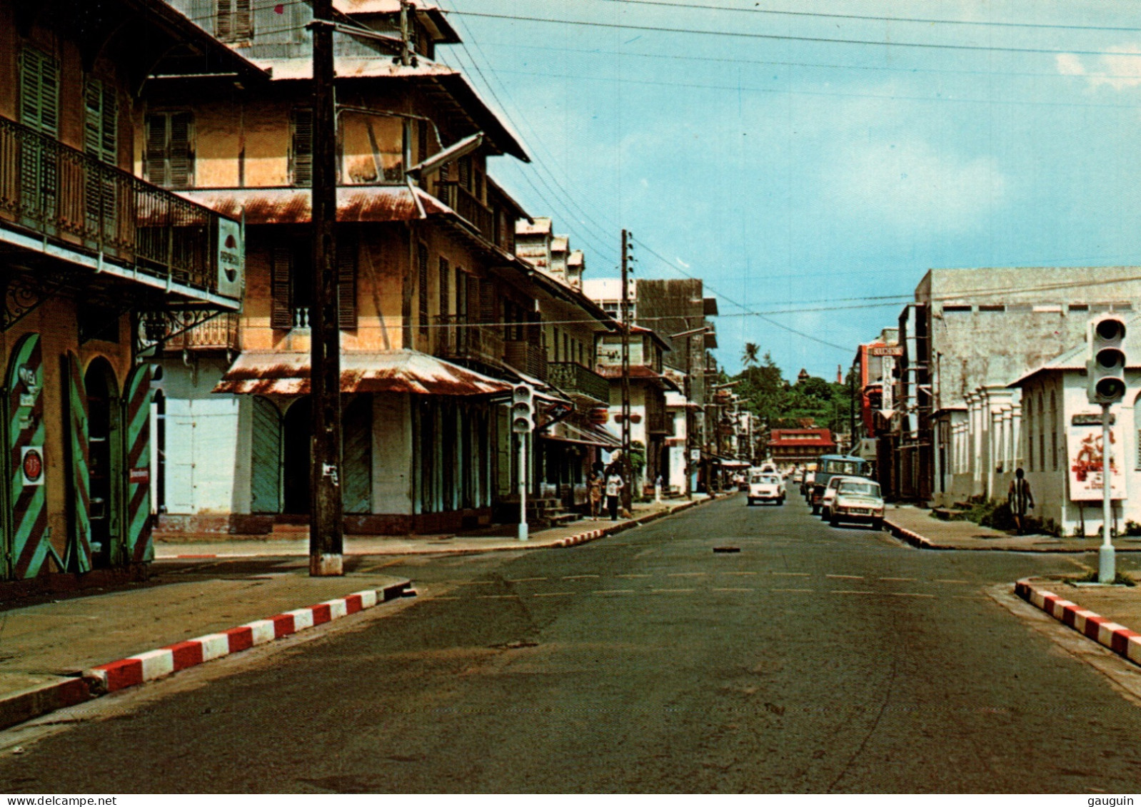 CPM - CAYENNE - La Rue Du Général De Gaulle Et Le Mt Cépérou - Edition G.Delabergerie - Cayenne