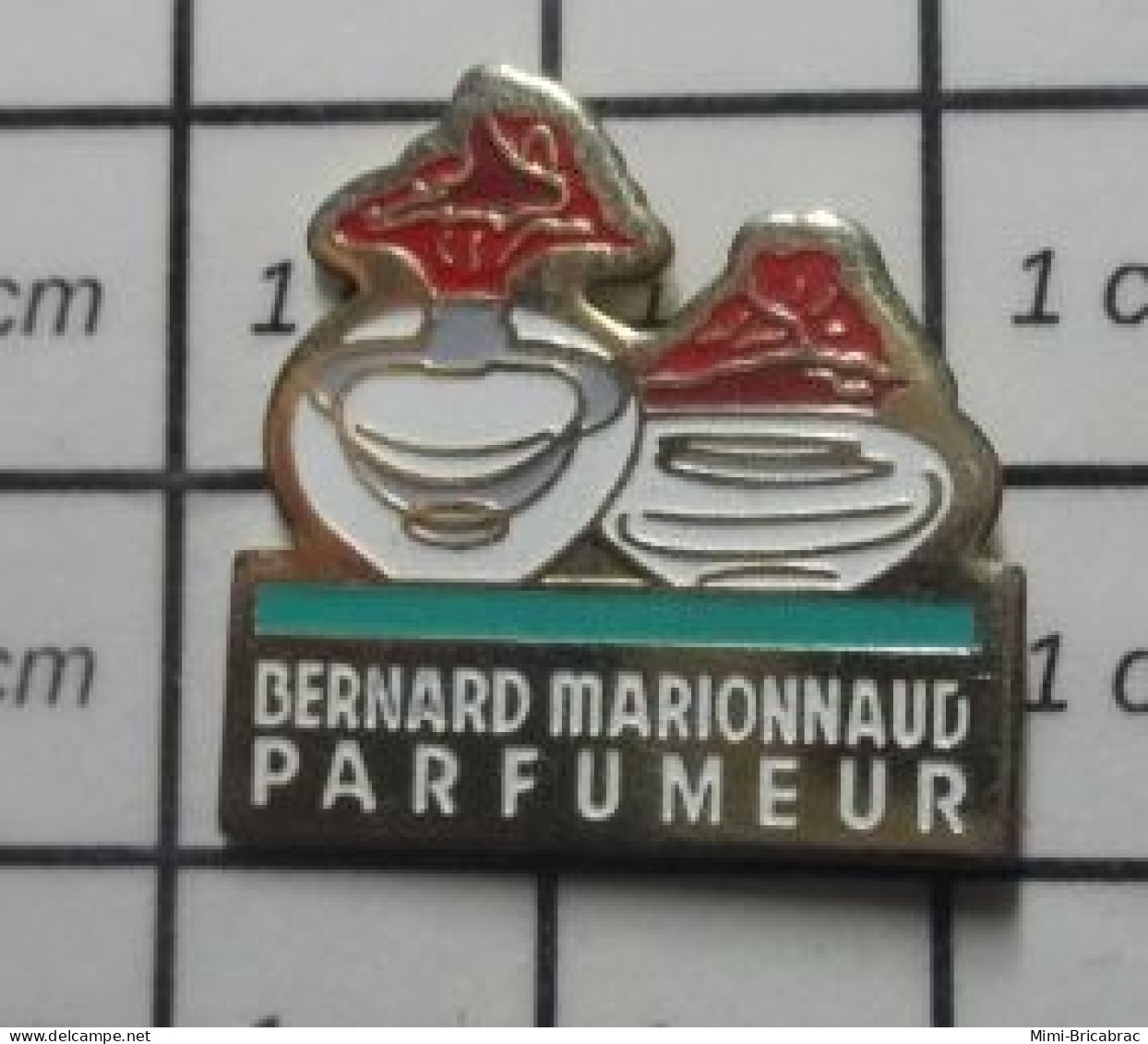 2922 Pin's Pins / Rare Et De Belle Qualité / PARFUMS : BERNARD MARIONNAUD PARFUMEUR - Profumi